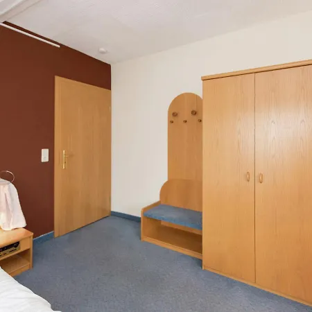 Semesterbostad Spacious In The Mountains Deutschneudorf